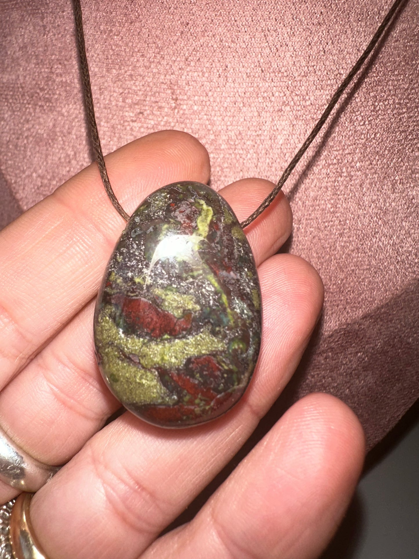 CIONDOLO IN DIASPRO SANGUIGNO-eliotropio/bloodstone .con cordoncino