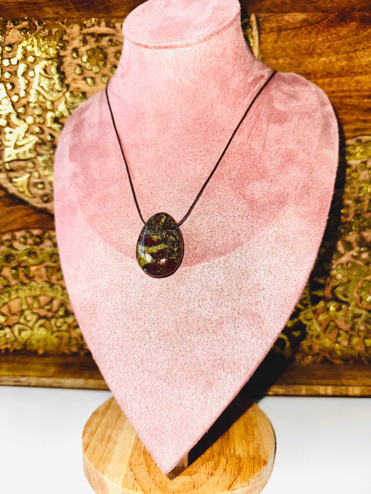 CIONDOLO IN DIASPRO SANGUIGNO-eliotropio/bloodstone .con cordoncino