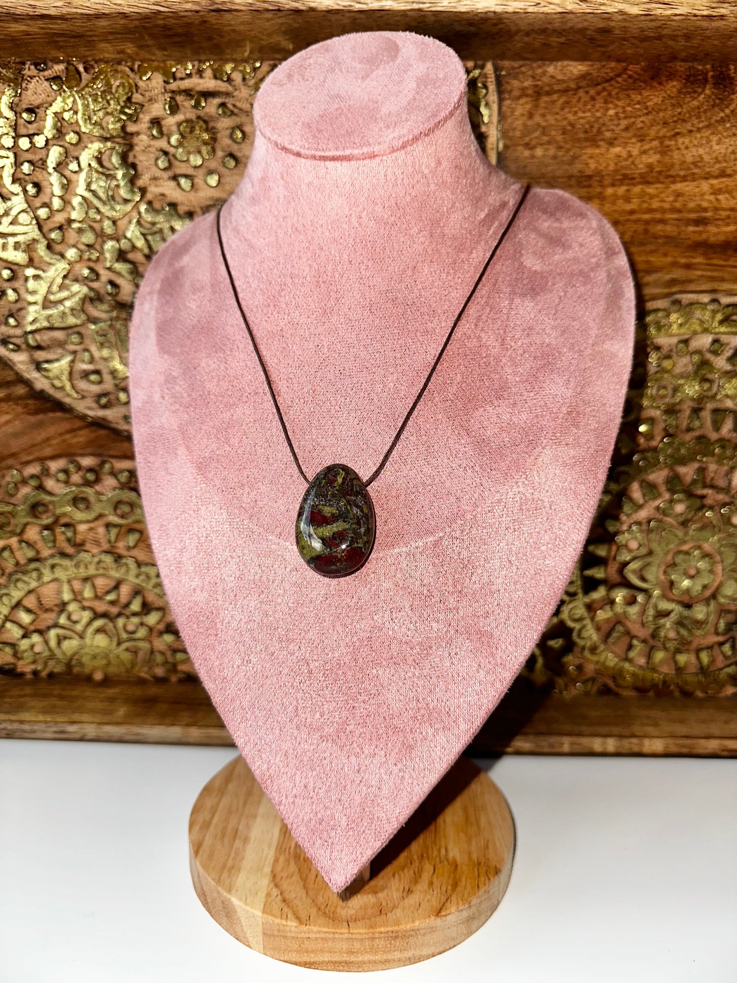 CIONDOLO IN DIASPRO SANGUIGNO-eliotropio/bloodstone .con cordoncino