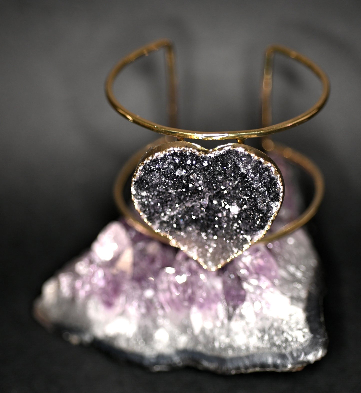 BRACCIALI SEMI RIGIDI REGOLABILI CON DRUSA DI AMETISTA A CUORE - Manucrystals