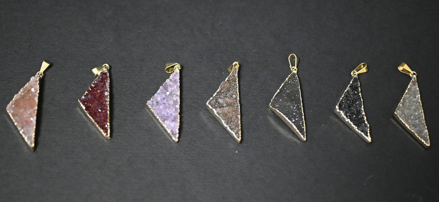 CIONDOLI TRIANGOLARI IN DRUSA DI AMETISTA - Manucrystals