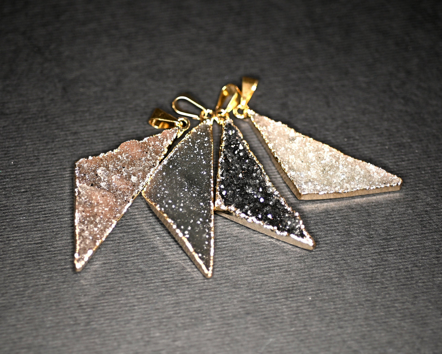 CIONDOLI TRIANGOLARI IN DRUSA DI AMETISTA - Manucrystals