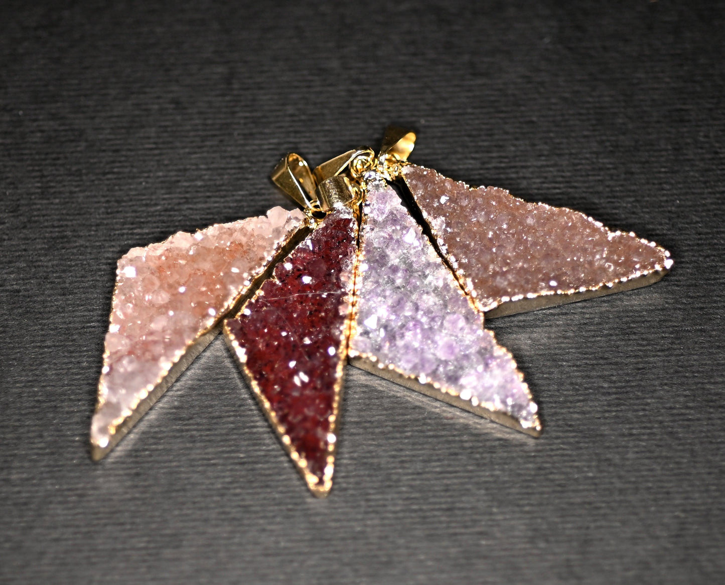 CIONDOLI TRIANGOLARI IN DRUSA DI AMETISTA - Manucrystals