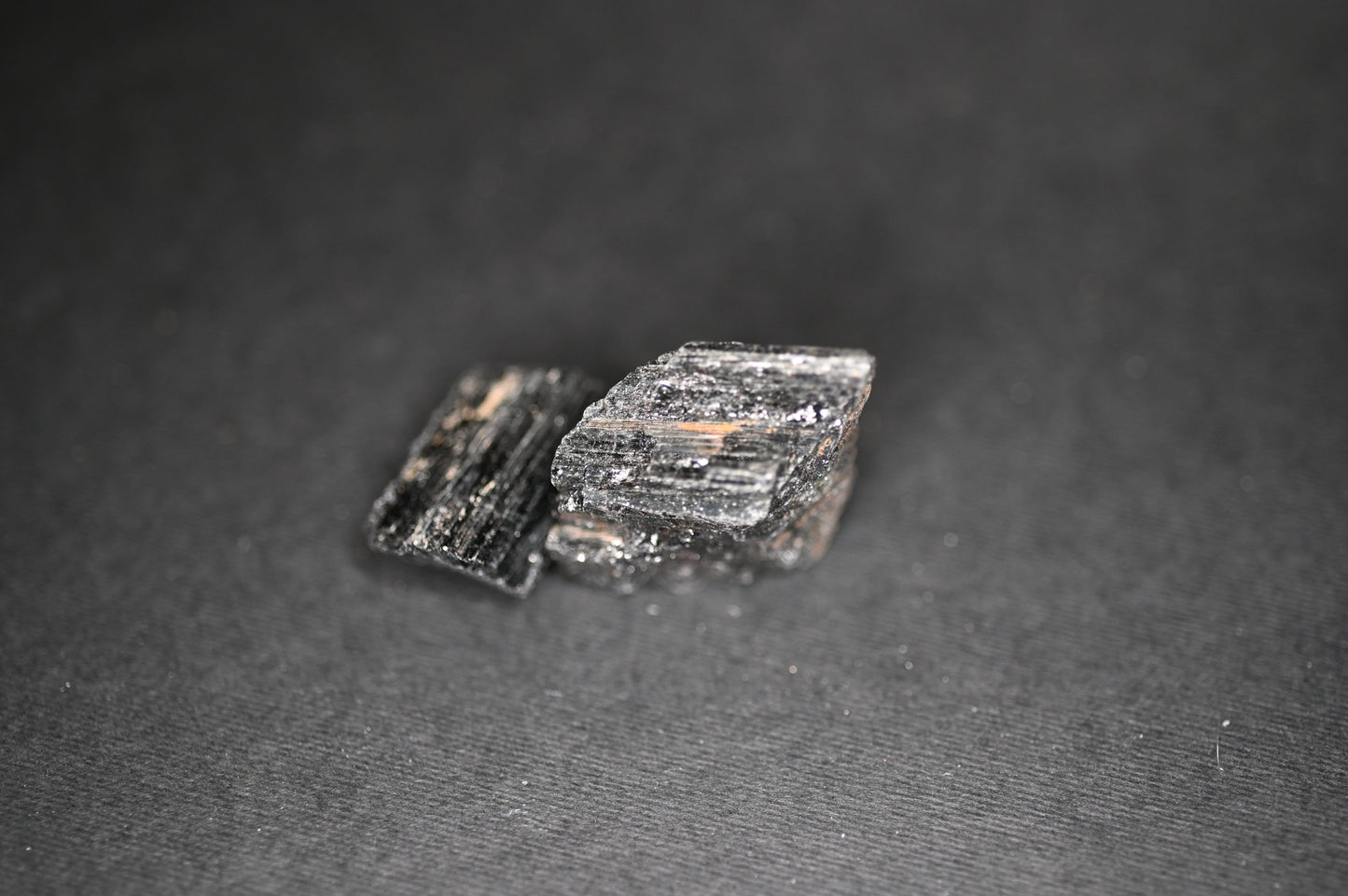 KIT PER LA PROTEZIONE.PIETRE GREZZE DI TORMALINA NERA 50-60 GR - Manucrystals