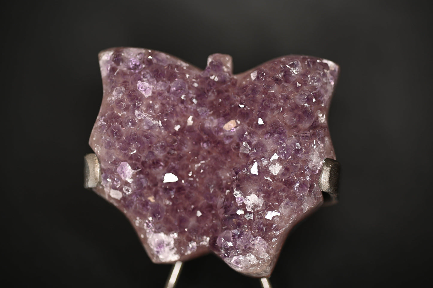 FARFALLE IN DRUSA DI AMETISTA SU STAND 9X10 CM - Manucrystals