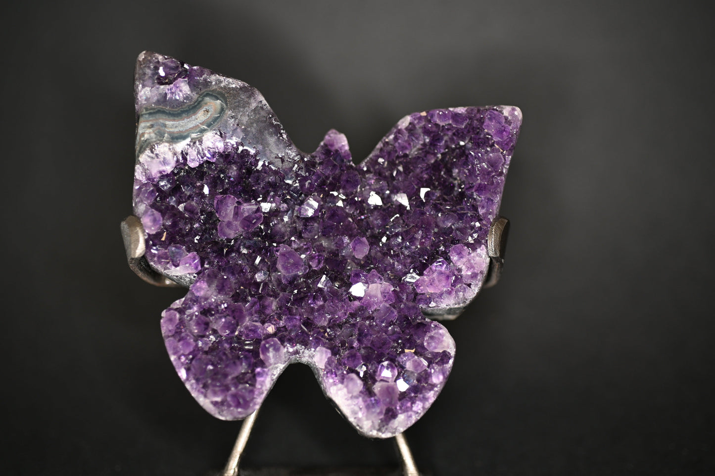 FARFALLE IN DRUSA DI AMETISTA SU STAND 9X10 CM - Manucrystals