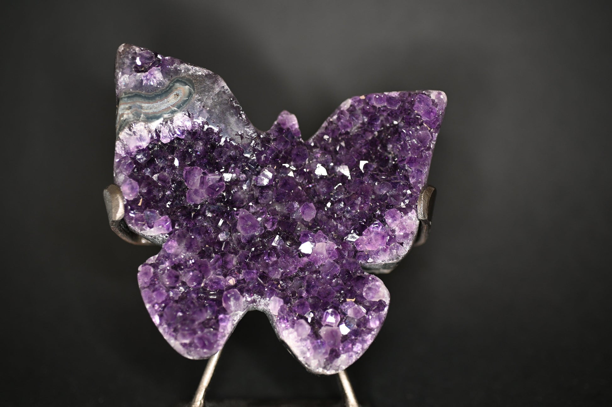 FARFALLE IN DRUSA DI AMETISTA SU STAND 9X10 CM - Manucrystals
