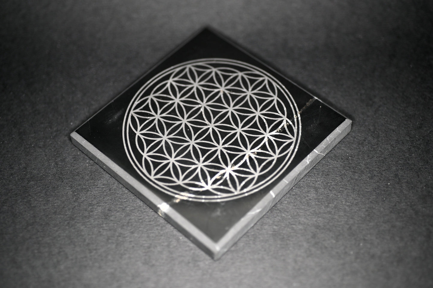 BASE IN SHUNGITE CON FIORE DI LOTO - Manucrystals