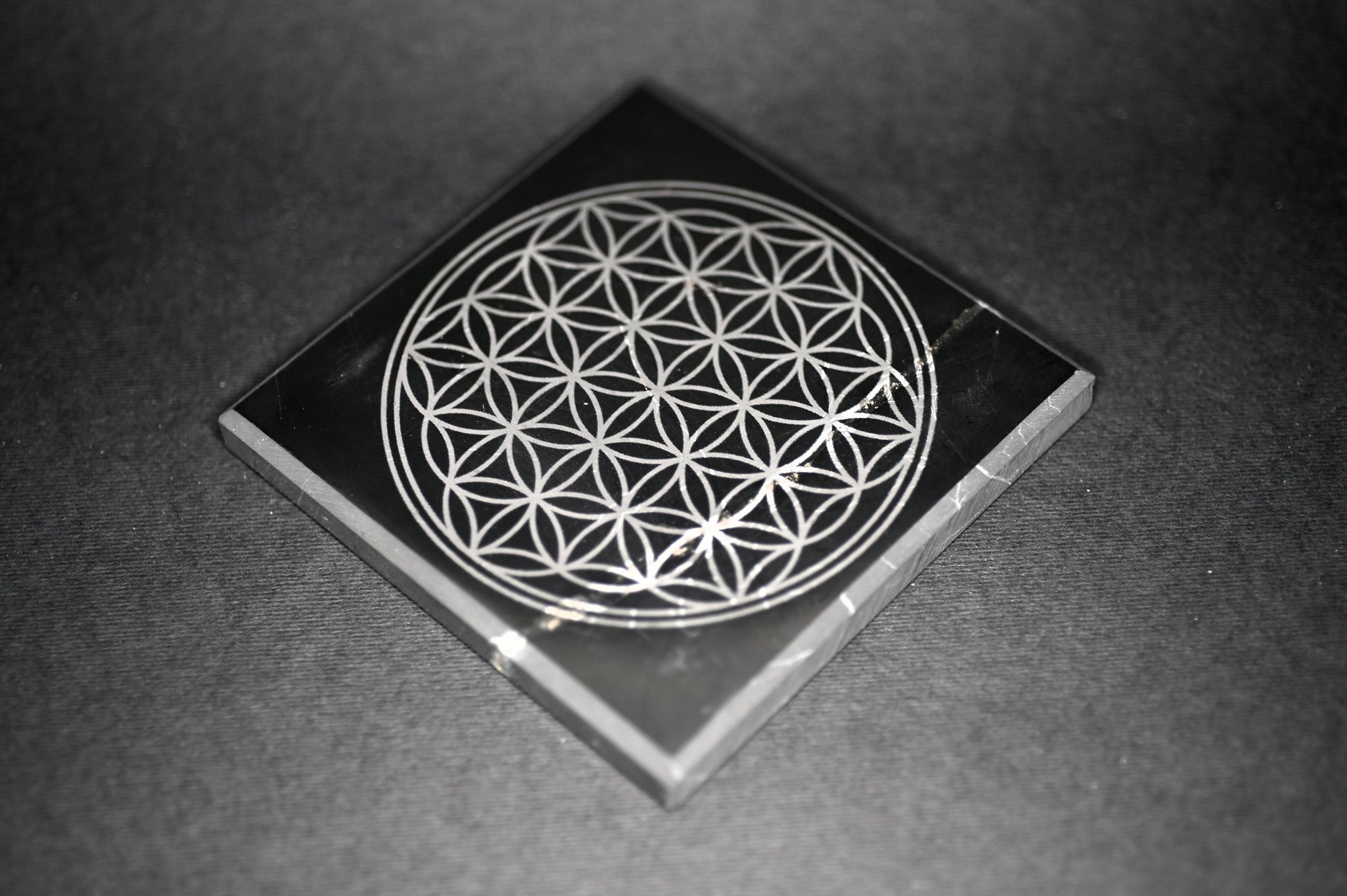 BASE IN SHUNGITE CON FIORE DI LOTO - Manucrystals