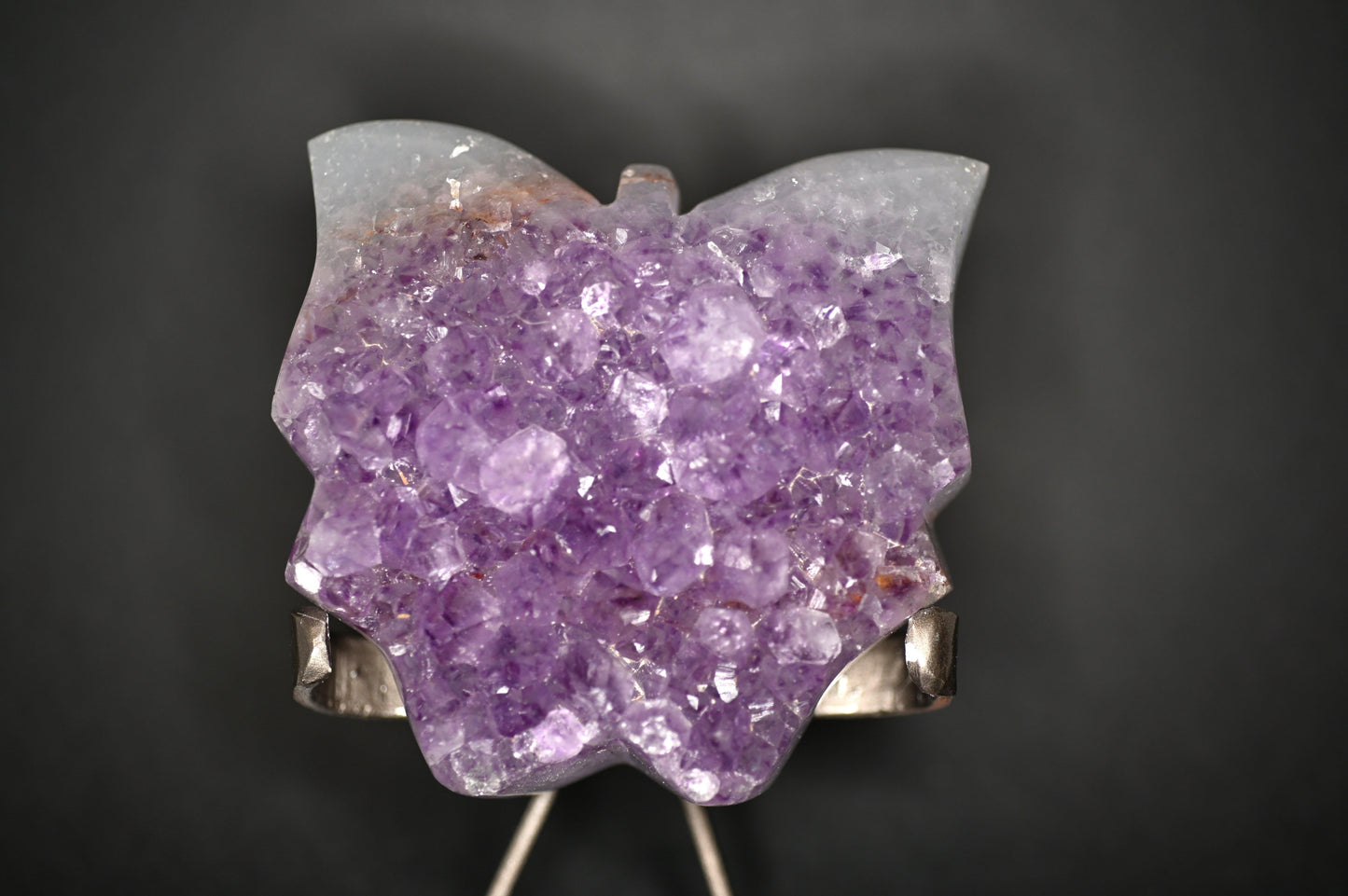 FARFALLE IN DRUSA DI AMETISTA SU STAND 9X10 CM - Manucrystals