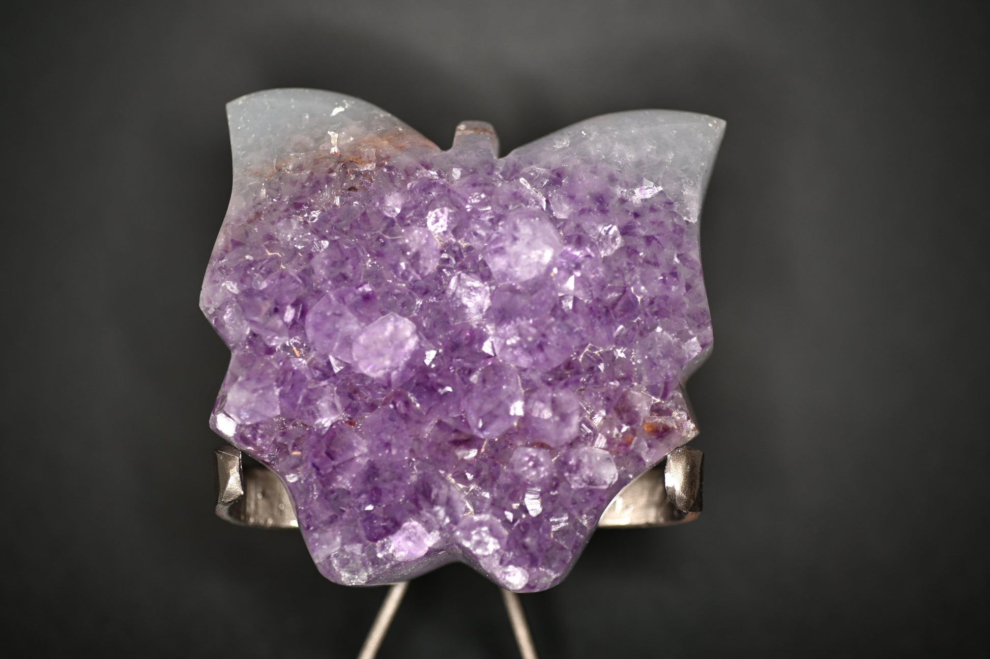 FARFALLE IN DRUSA DI AMETISTA SU STAND 9X10 CM - Manucrystals