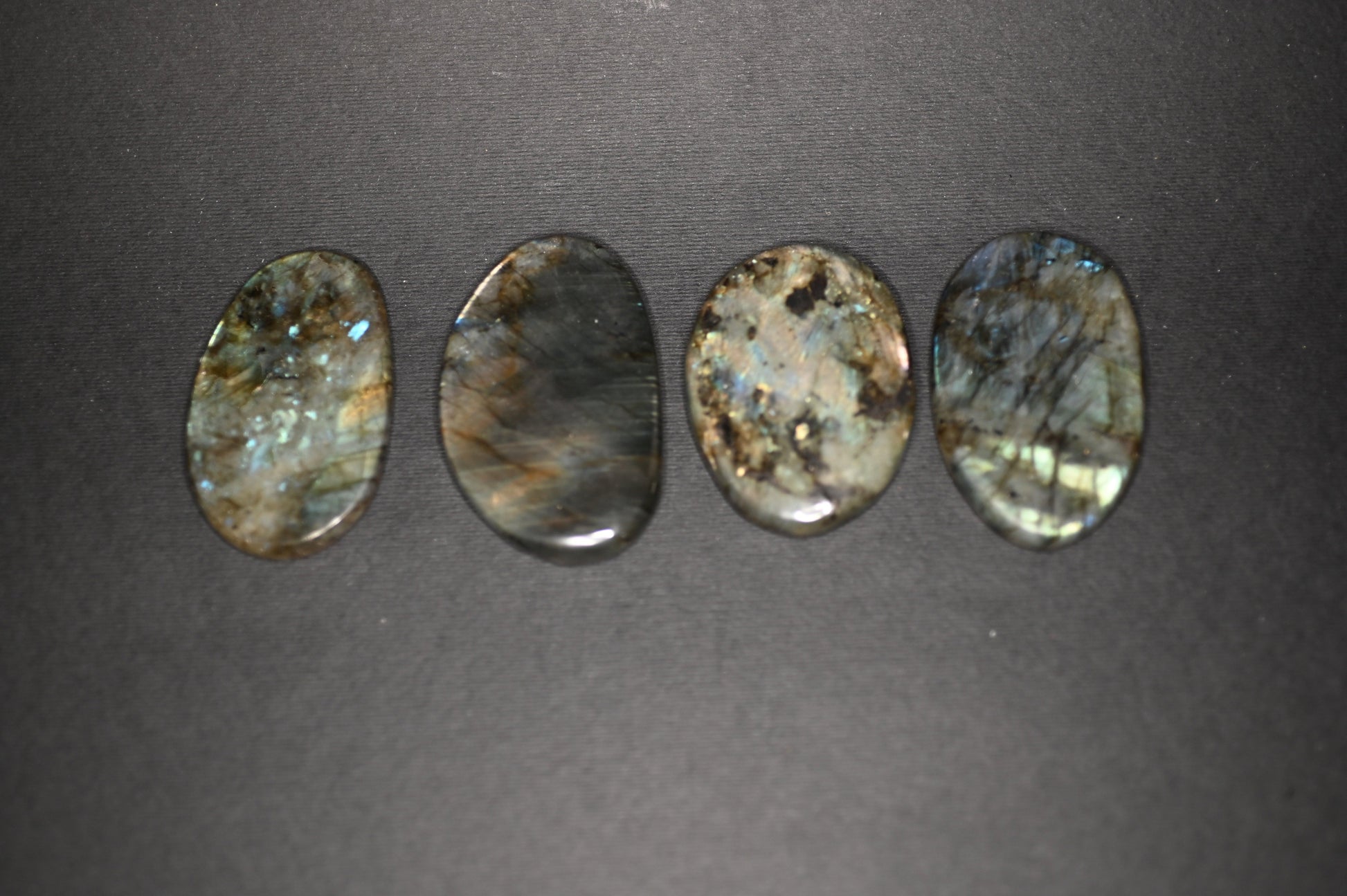 PALM STONE LABRADONITE 6-7CM - Manucrystals