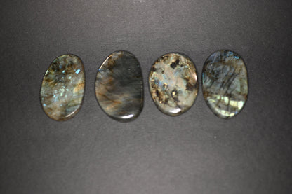 PALM STONE LABRADONITE 6-7CM - Manucrystals