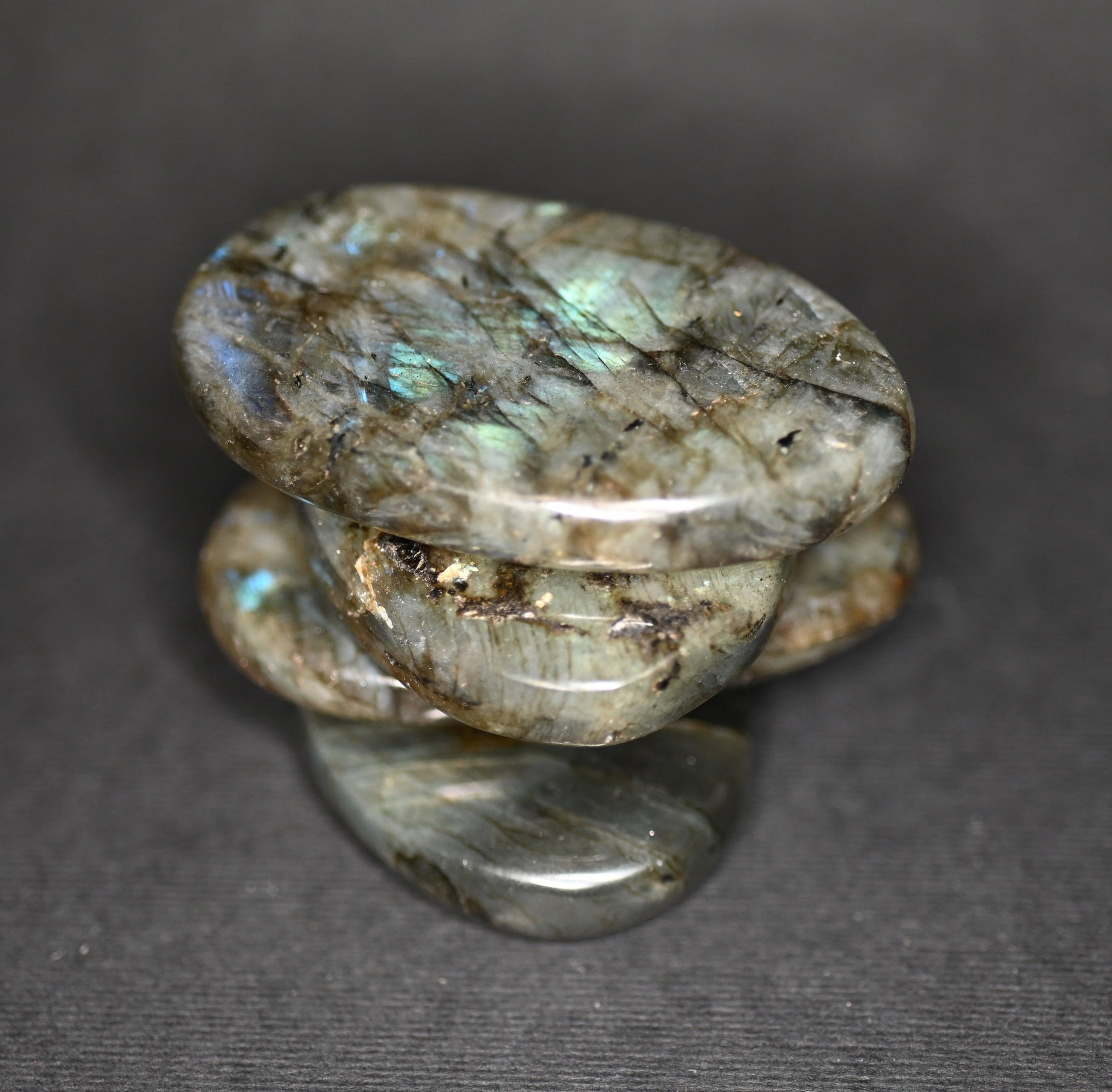 PALM STONE LABRADONITE 6-7CM - Manucrystals