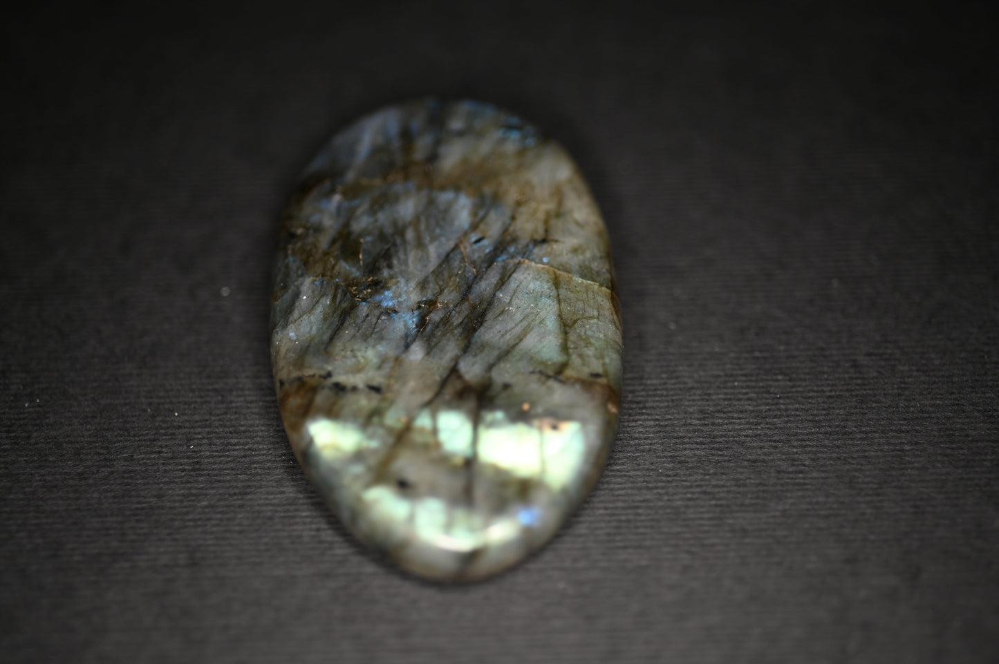 PALM STONE LABRADONITE 6-7CM - Manucrystals