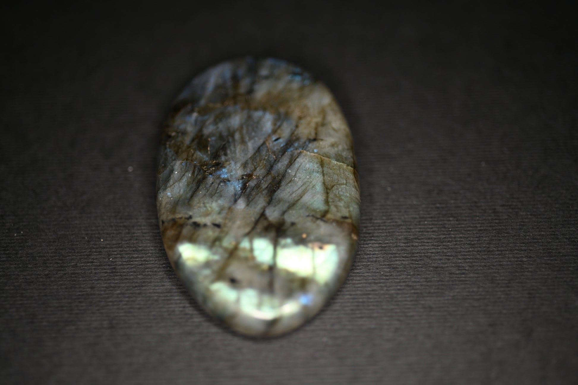 PALM STONE LABRADONITE 6-7CM - Manucrystals