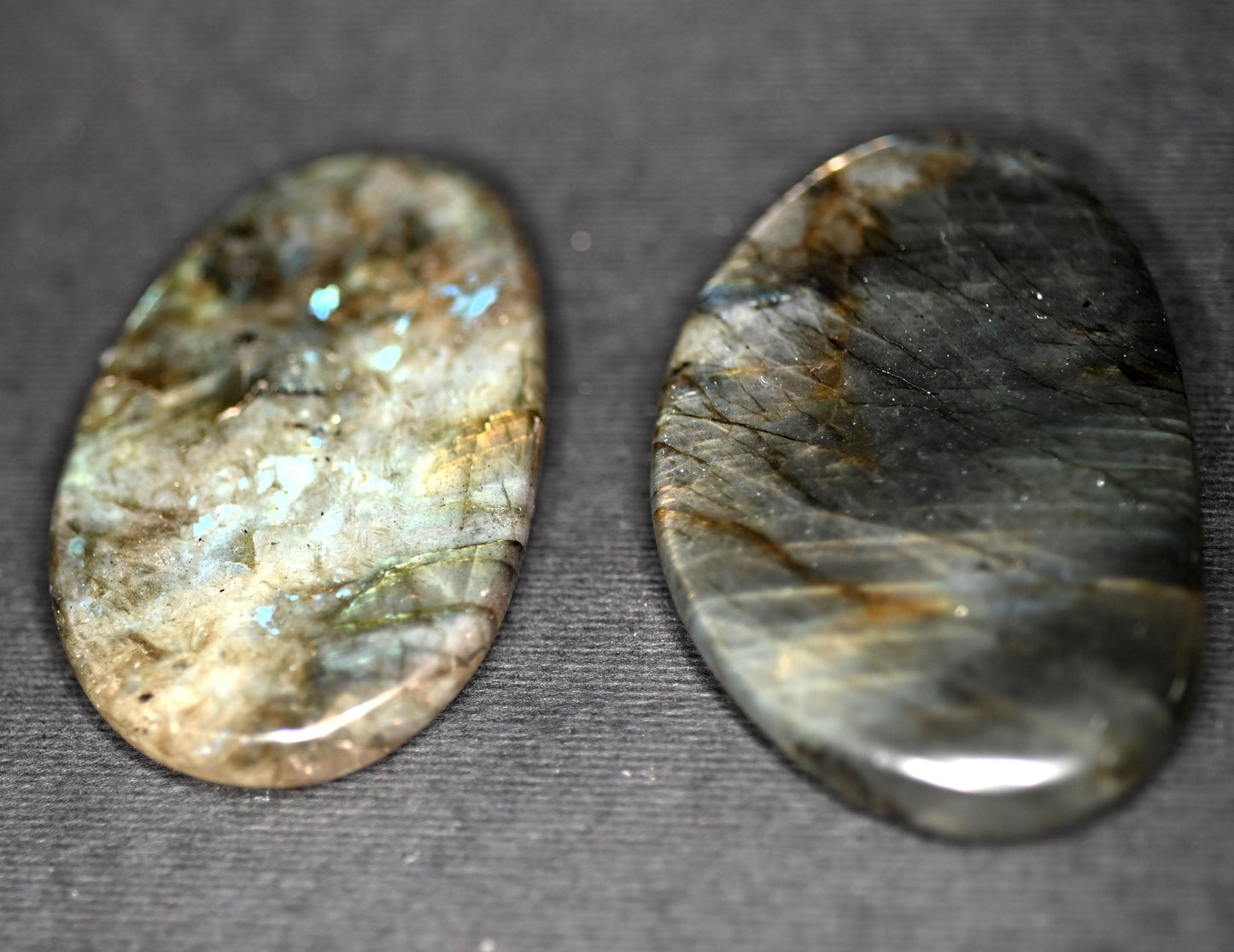 PALM STONE LABRADONITE 6-7CM - Manucrystals