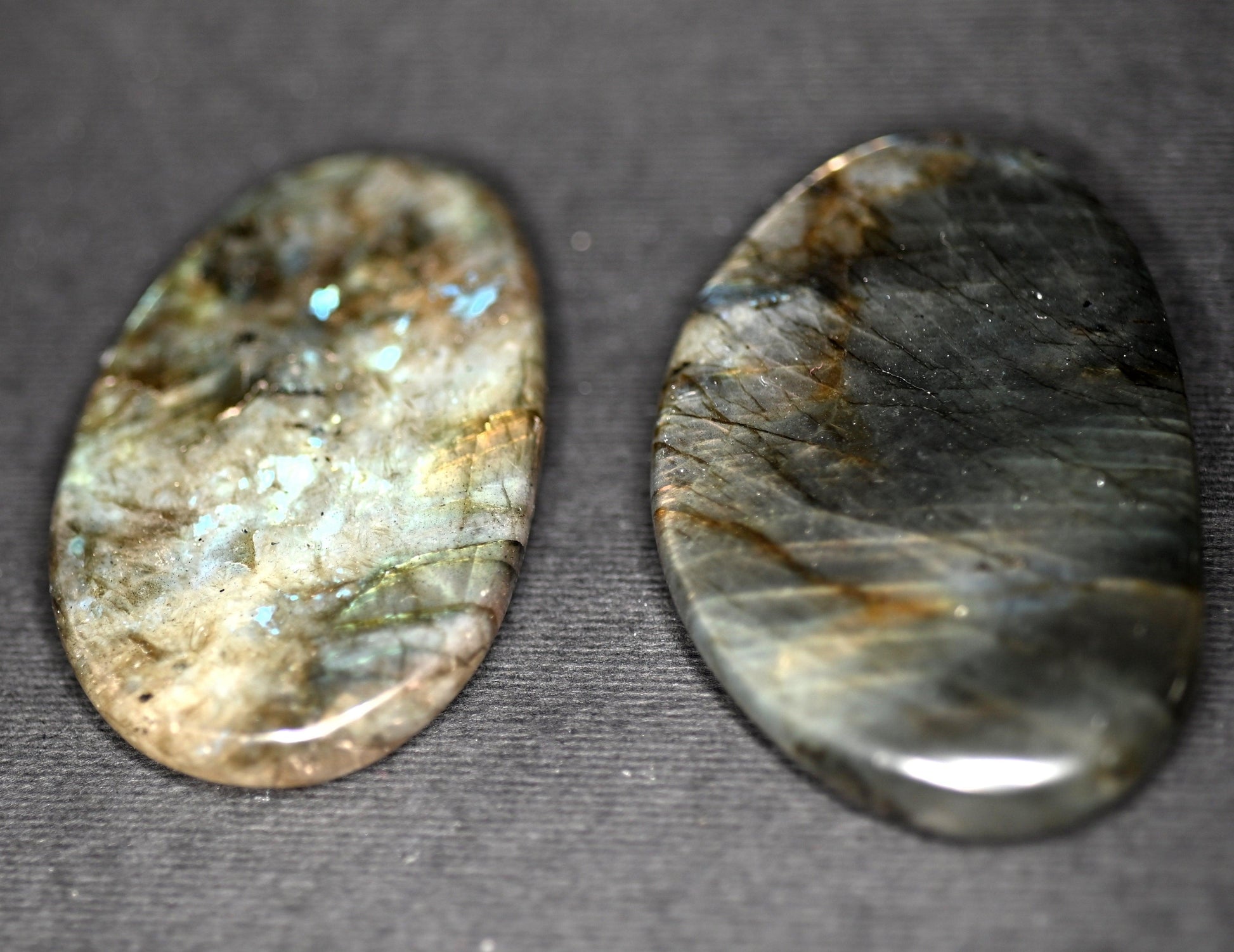 PALM STONE LABRADONITE 6-7CM - Manucrystals