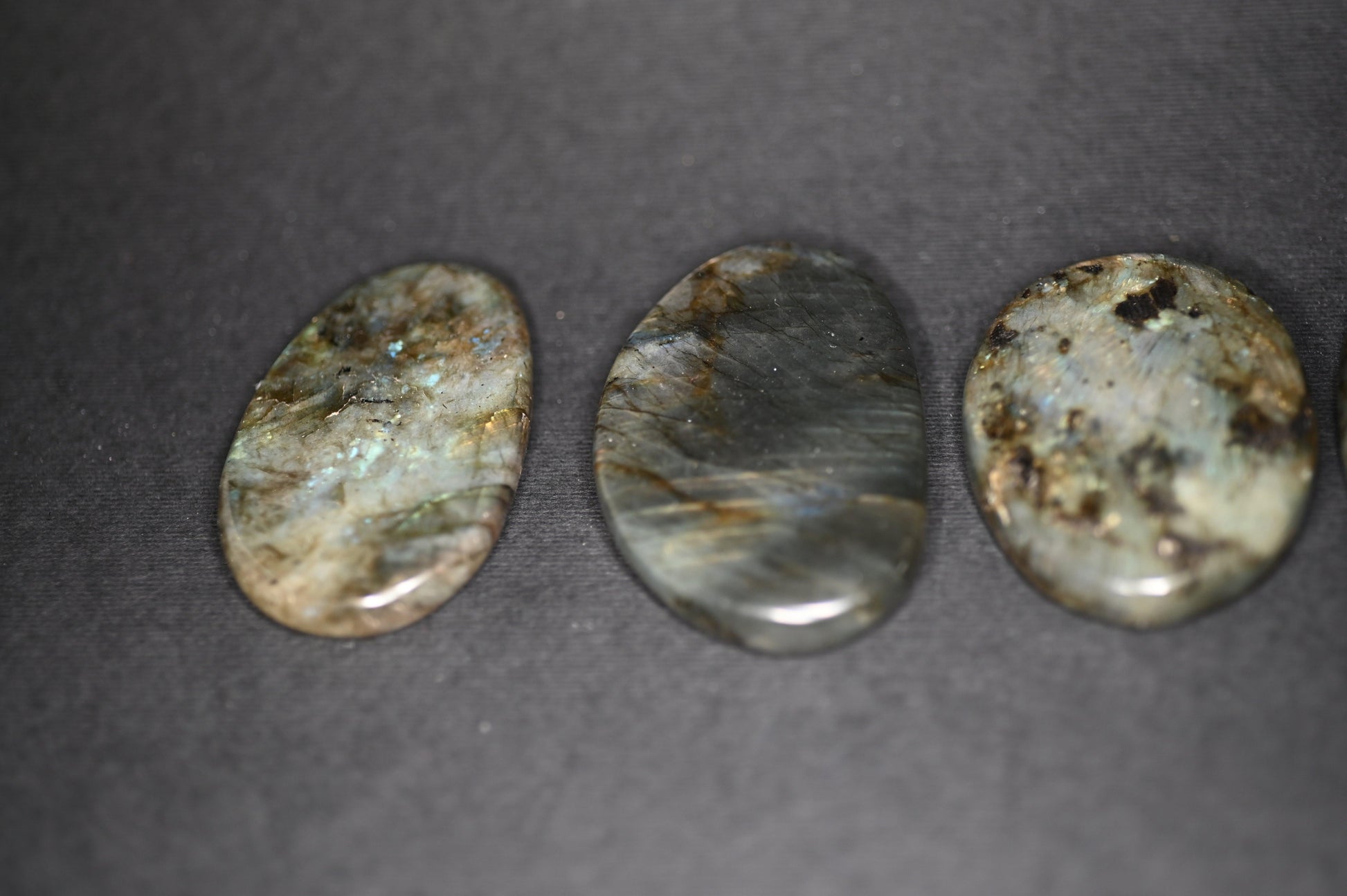 PALM STONE LABRADONITE 6-7CM - Manucrystals