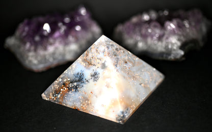 PIRAMIDE AGATA DENDRICA BASE 7 CM - Manucrystals