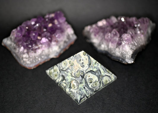 PIRAMIDE DIASPRO KABAMBA BASE 6X6 - Manucrystals