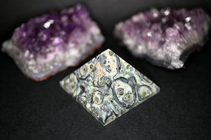 PIRAMIDE DIASPRO KABAMBA BASE 6X6 - Manucrystals