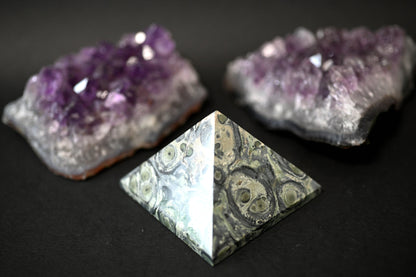 PIRAMIDE DIASPRO KABAMBA BASE 6X6 - Manucrystals