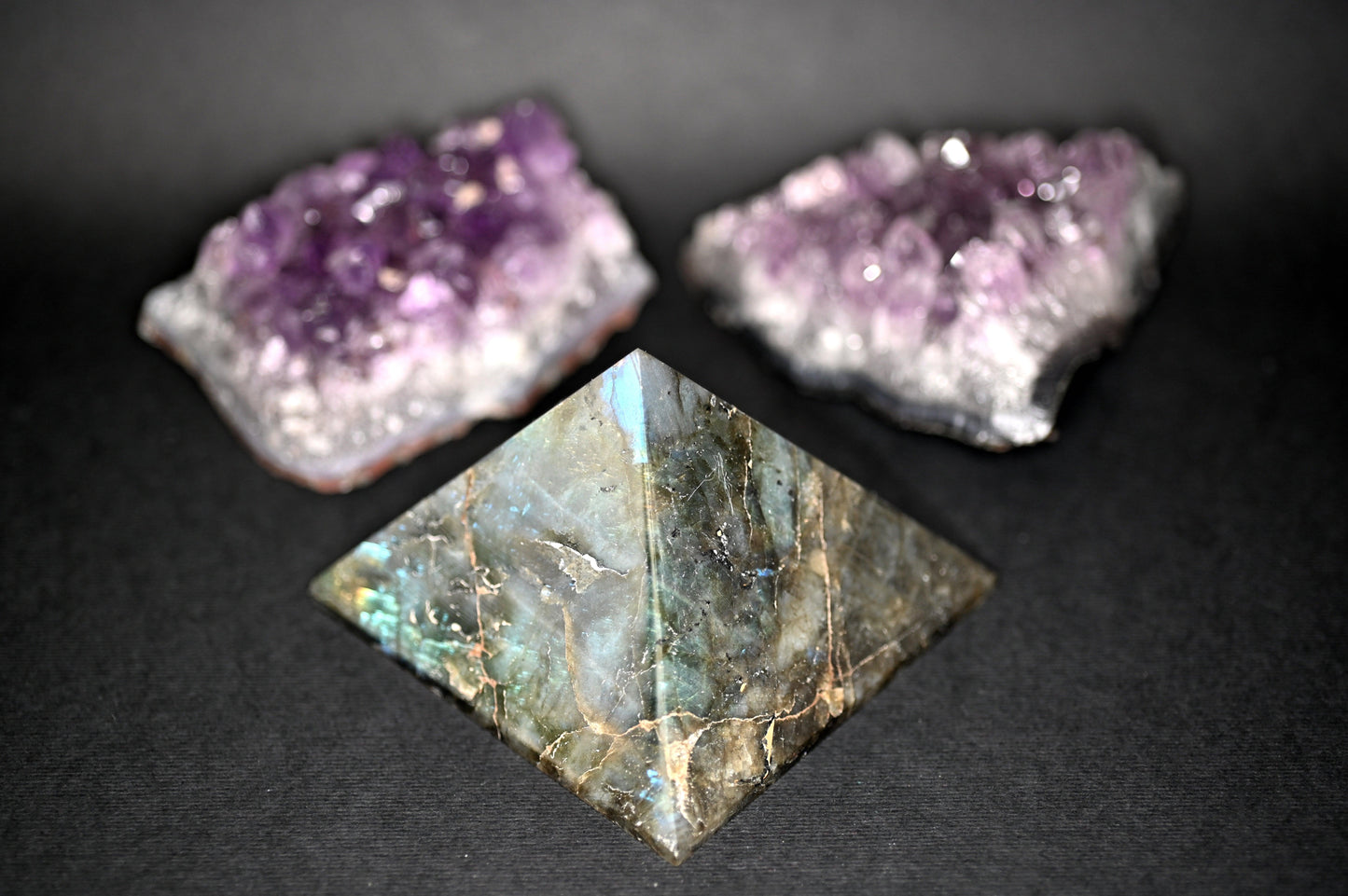 PIRAMIDE LABRADONITE BASE 9X9 - Manucrystals
